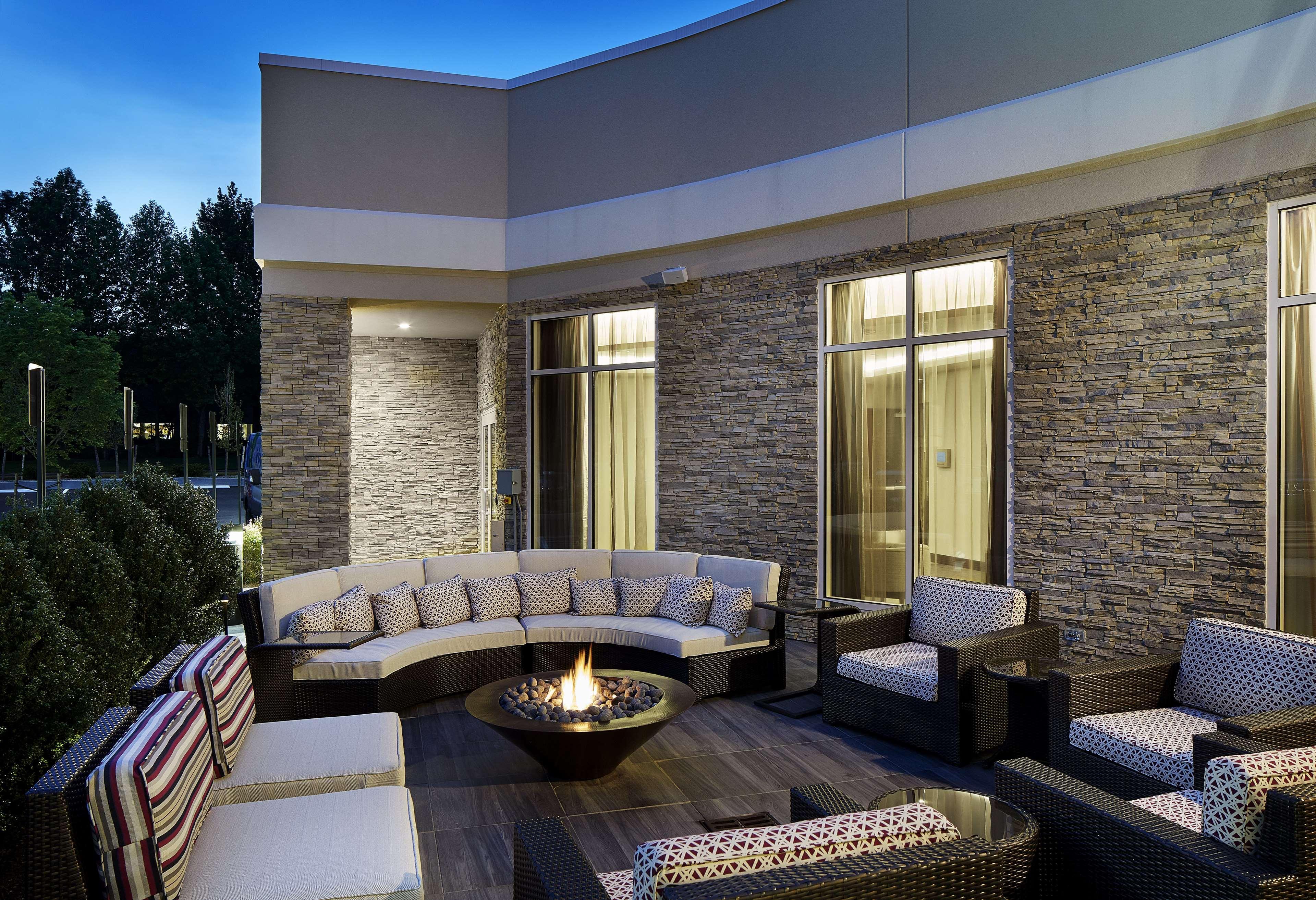 Hilton Garden Inn Roslyn Экстерьер фото