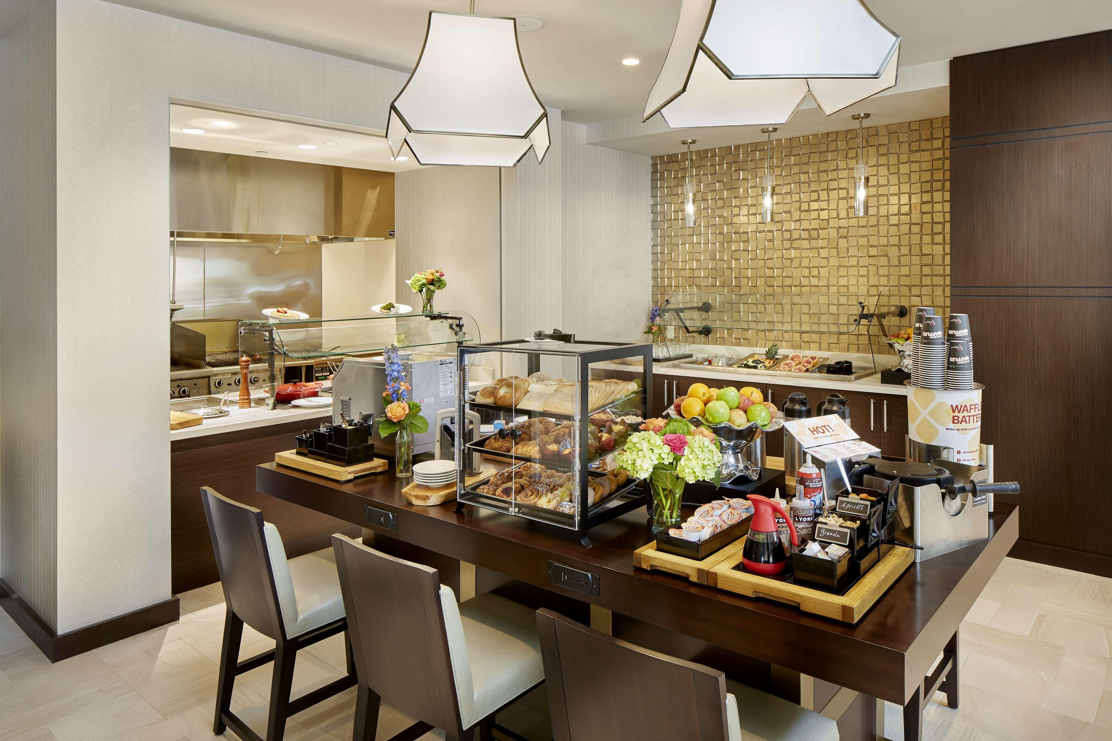 Hilton Garden Inn Roslyn Экстерьер фото