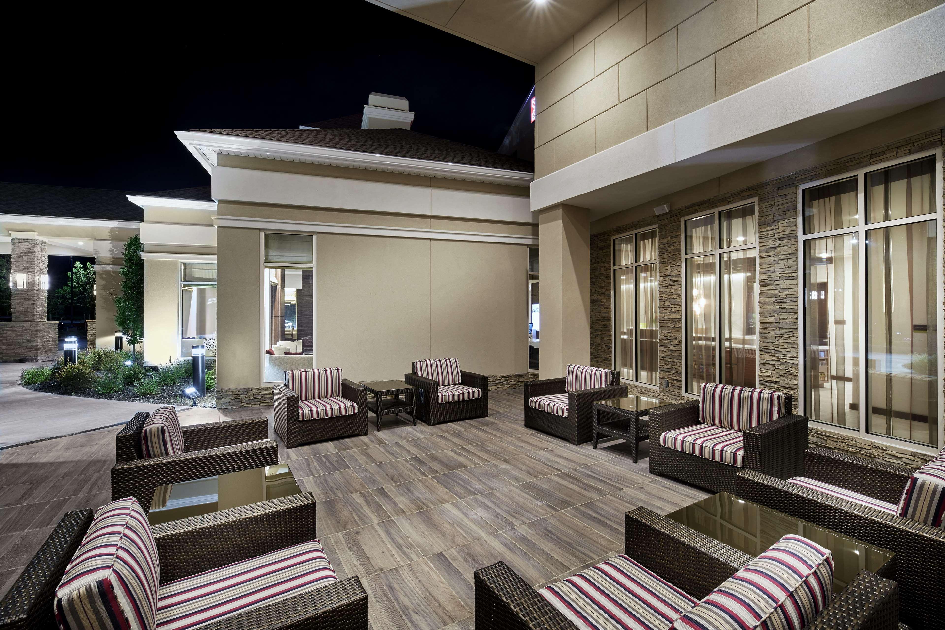 Hilton Garden Inn Roslyn Экстерьер фото