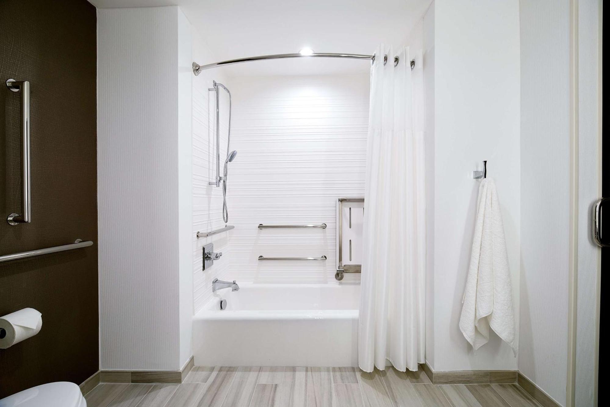 Hilton Garden Inn Roslyn Экстерьер фото