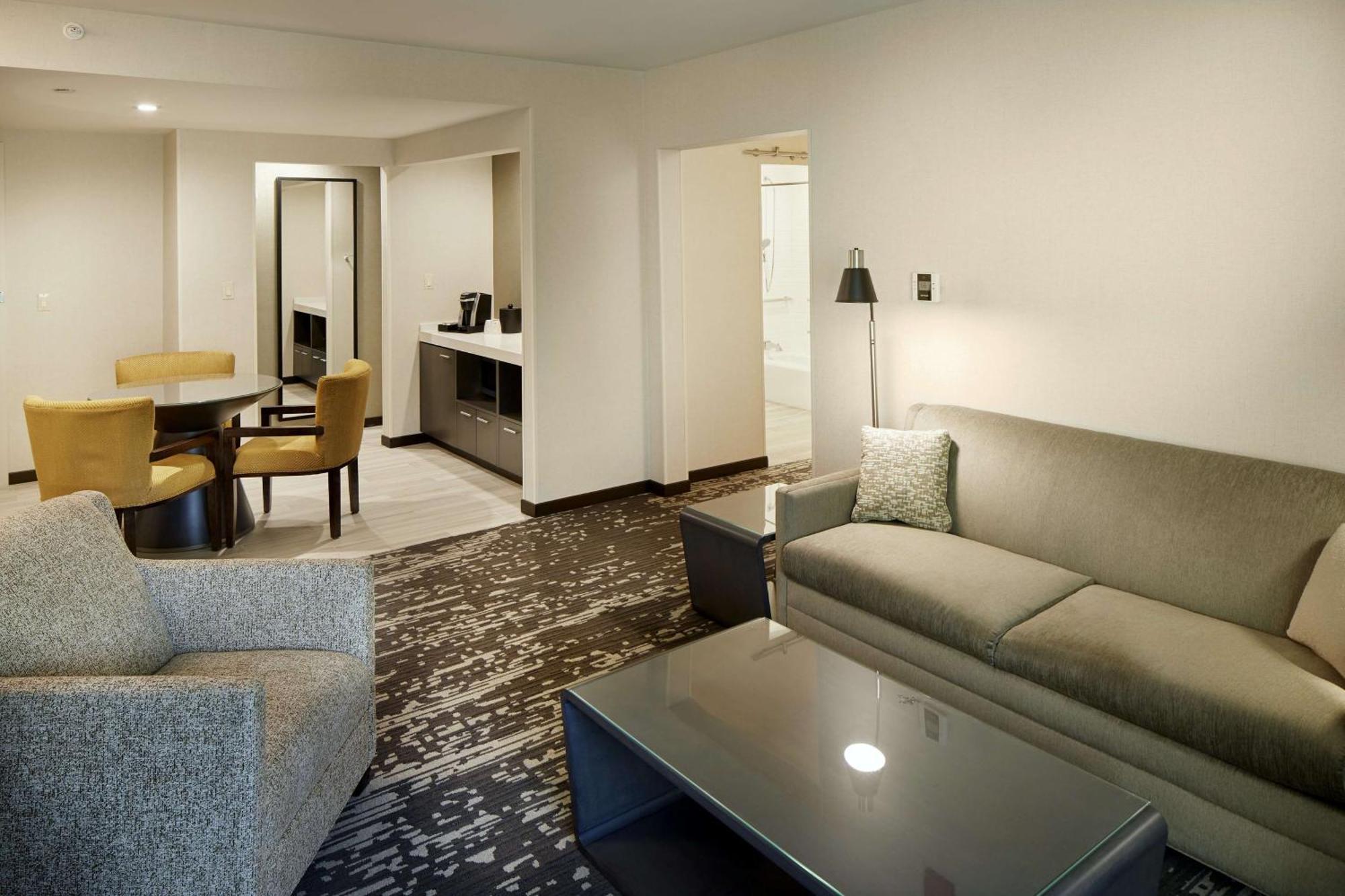 Hilton Garden Inn Roslyn Экстерьер фото