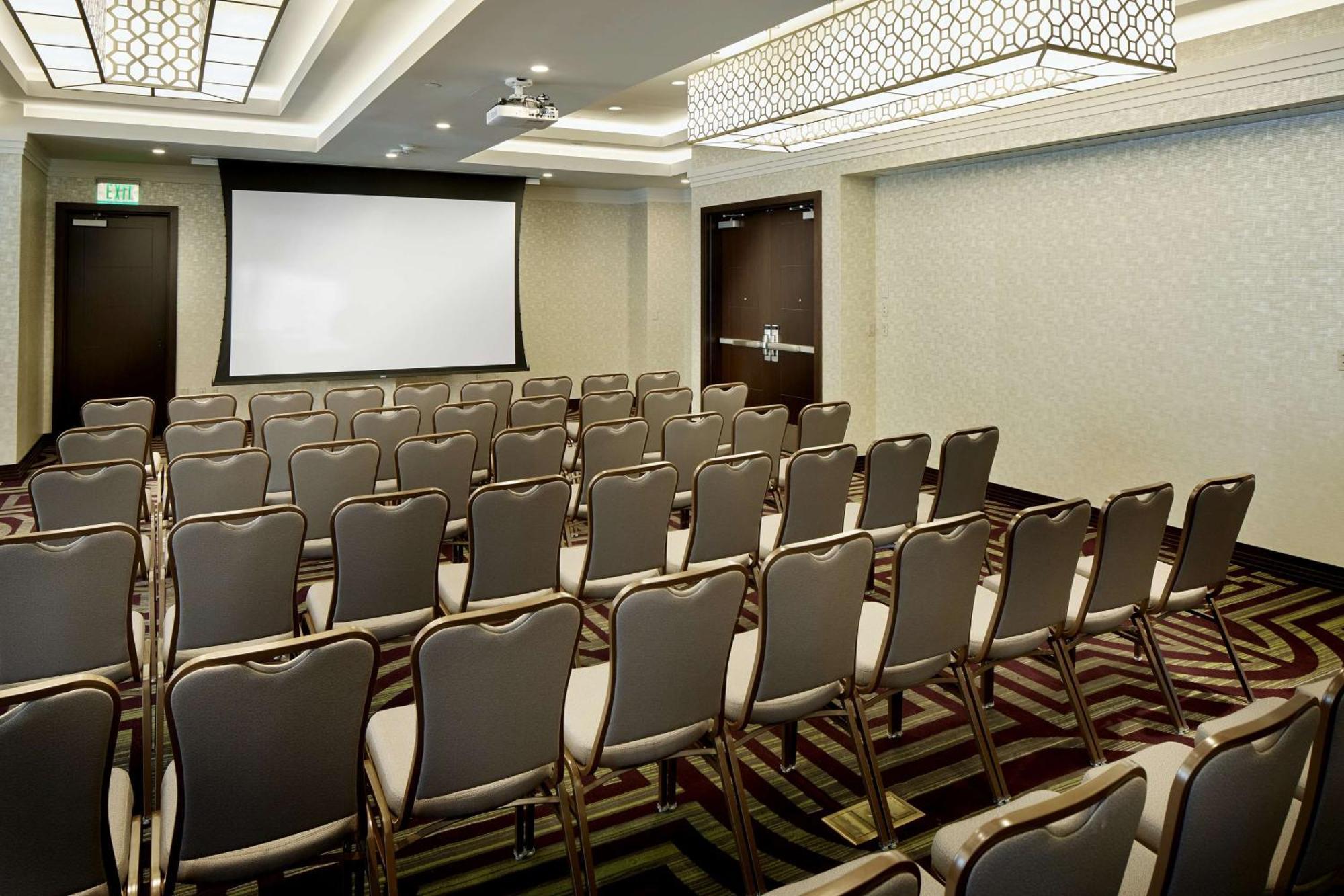 Hilton Garden Inn Roslyn Экстерьер фото