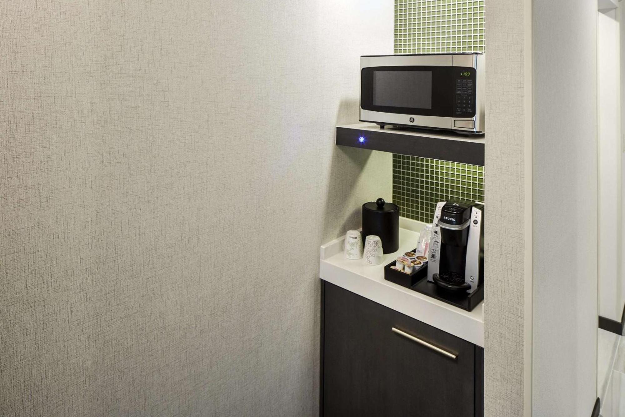 Hilton Garden Inn Roslyn Экстерьер фото