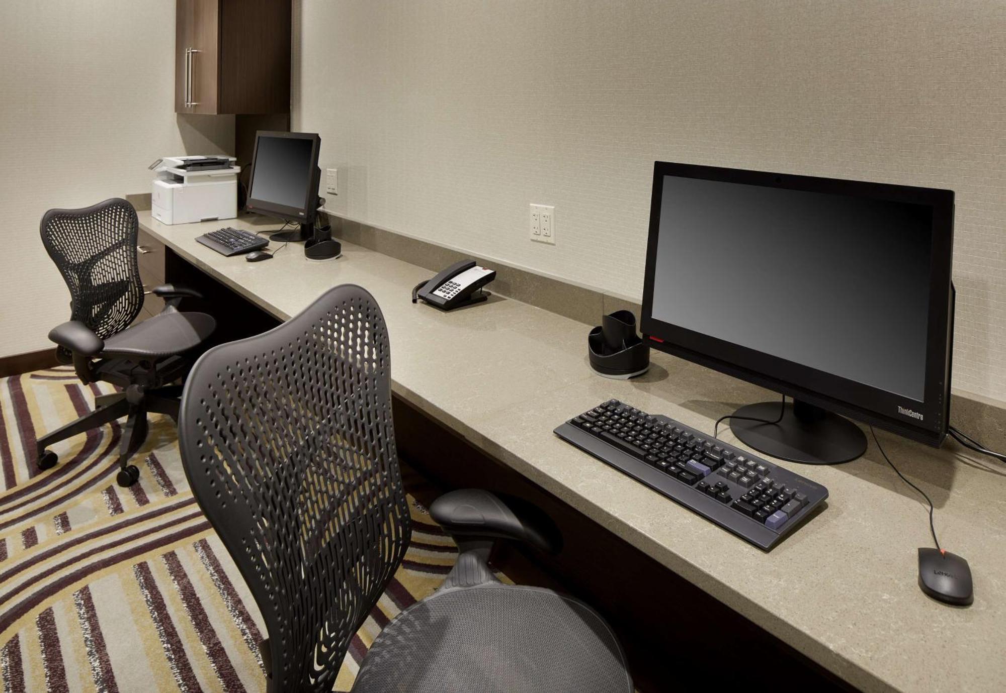 Hilton Garden Inn Roslyn Экстерьер фото