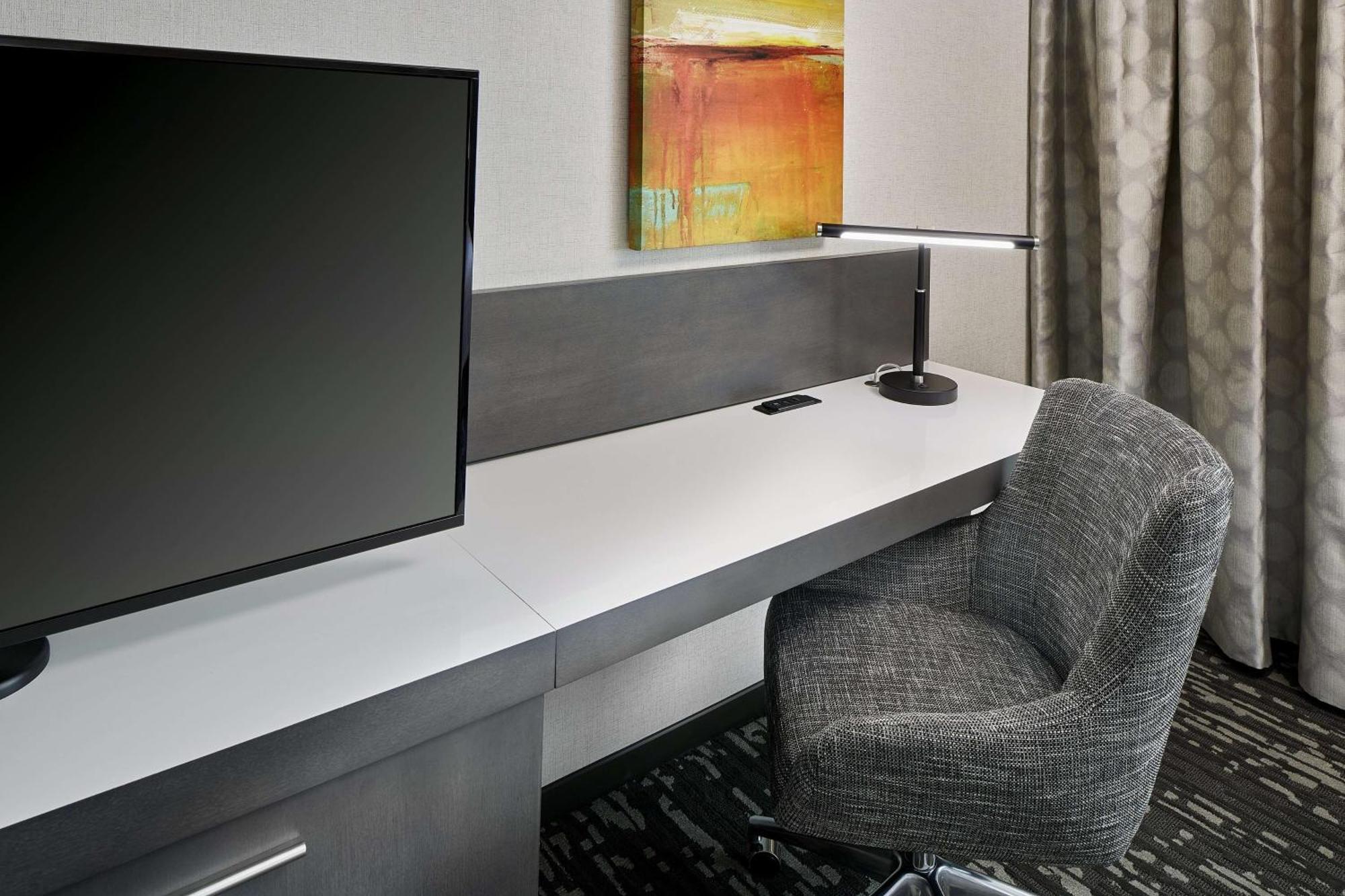 Hilton Garden Inn Roslyn Экстерьер фото