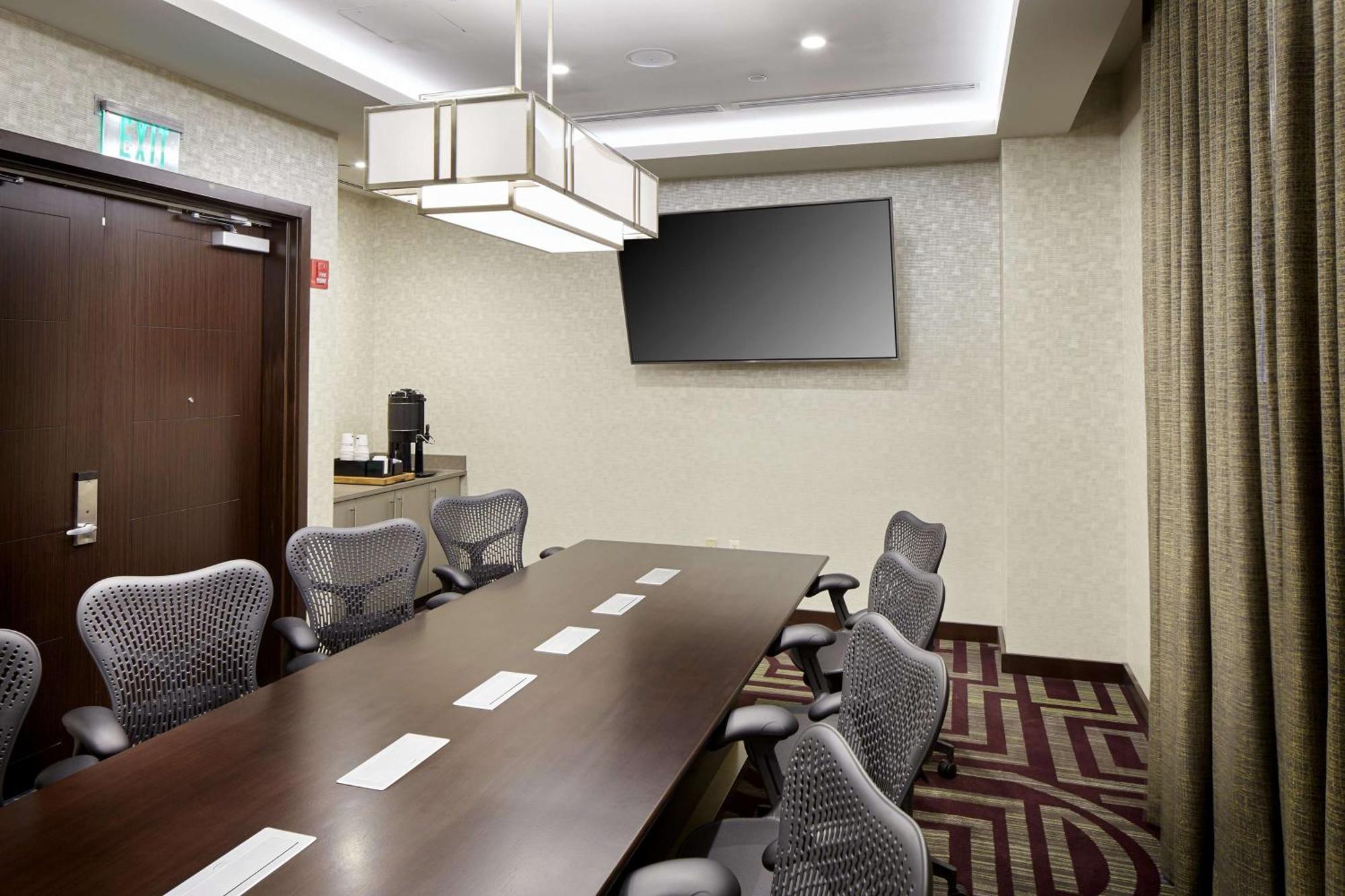 Hilton Garden Inn Roslyn Экстерьер фото