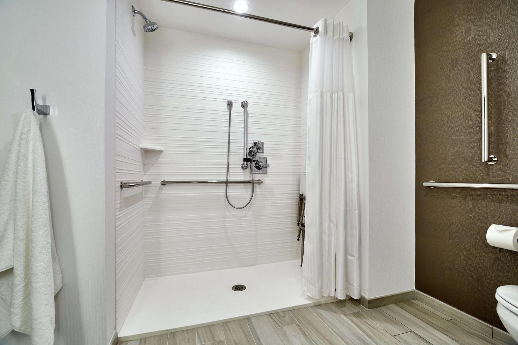 Hilton Garden Inn Roslyn Экстерьер фото