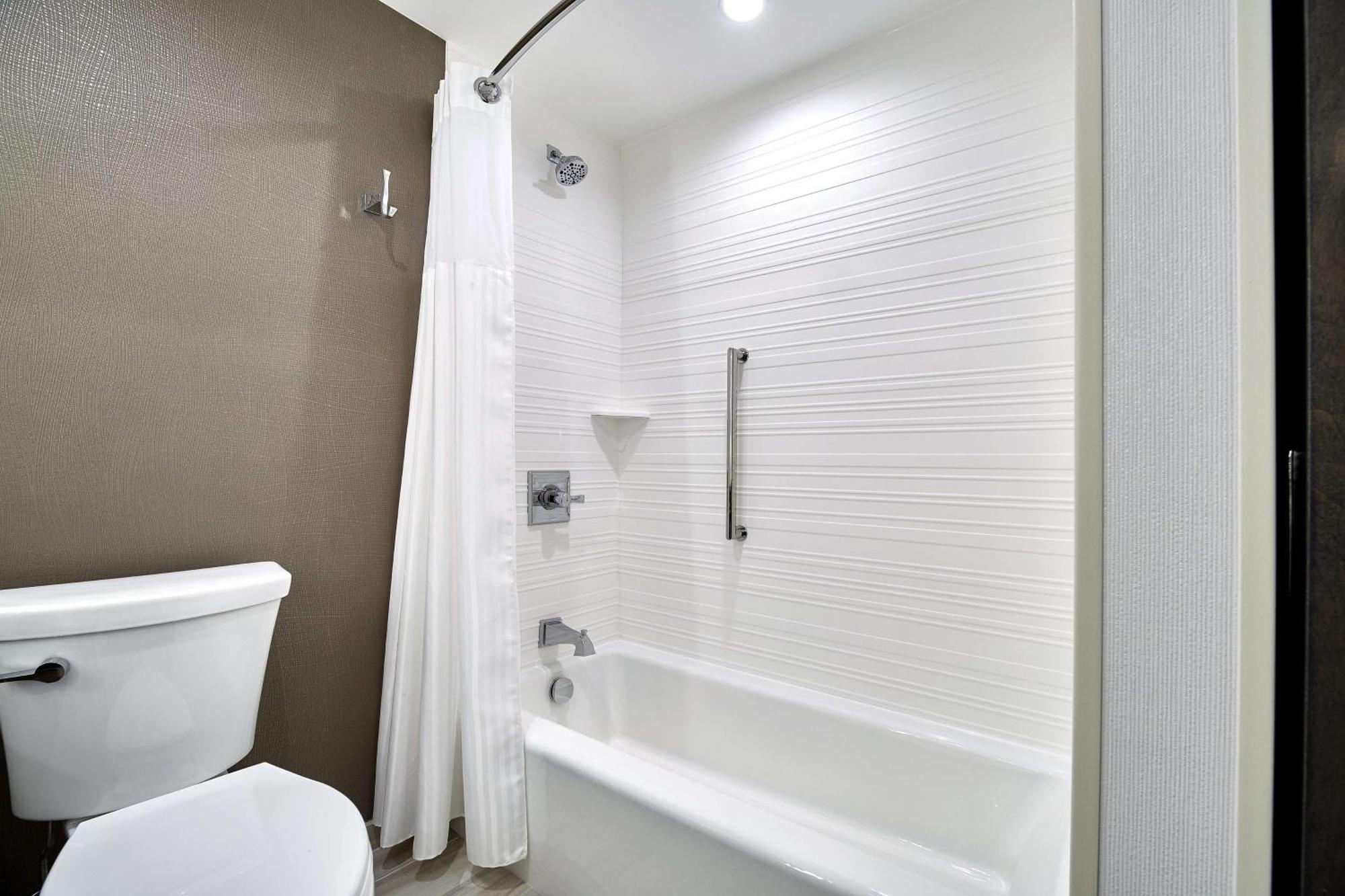 Hilton Garden Inn Roslyn Экстерьер фото